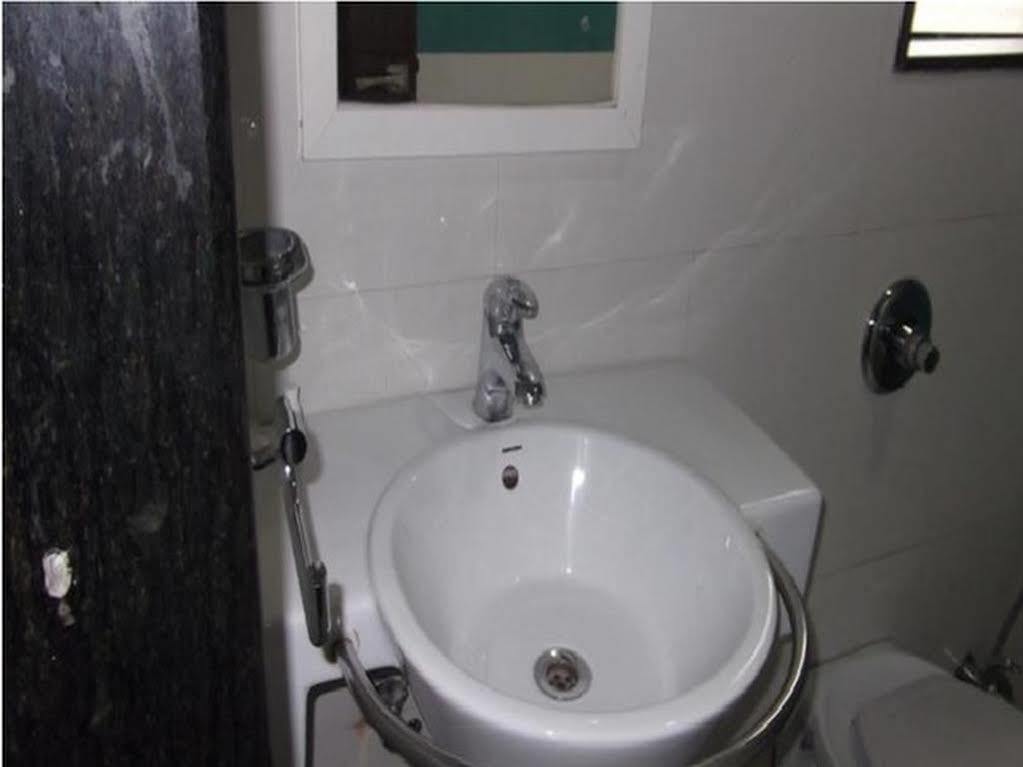 Oyo 24197 Saptaruchi Hotel Pimpri-Chinchwad Екстериор снимка