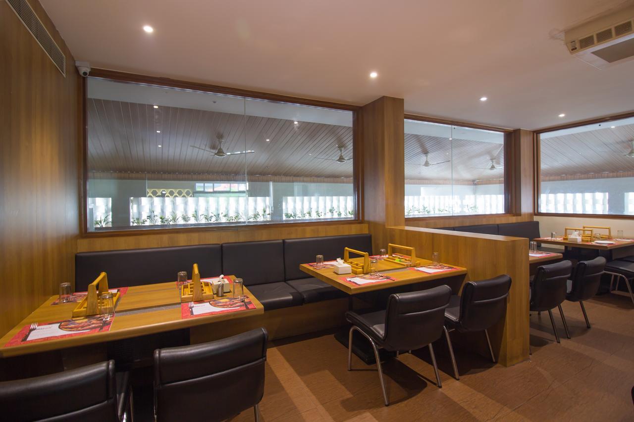 Oyo 24197 Saptaruchi Hotel Pimpri-Chinchwad Екстериор снимка