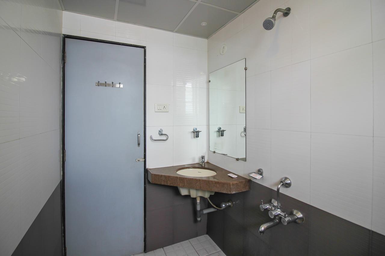 Oyo 24197 Saptaruchi Hotel Pimpri-Chinchwad Екстериор снимка