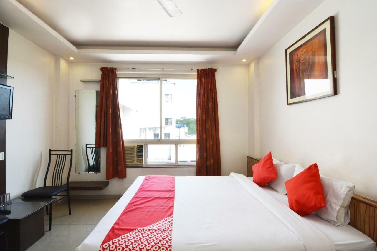 Oyo 24197 Saptaruchi Hotel Pimpri-Chinchwad Екстериор снимка