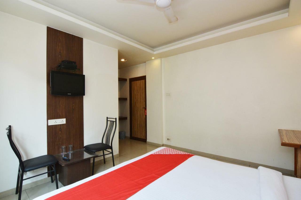Oyo 24197 Saptaruchi Hotel Pimpri-Chinchwad Екстериор снимка